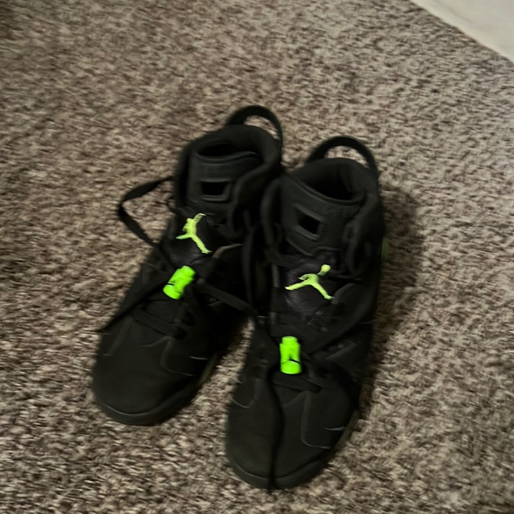 Jordan 6s and they glow in the dark size 4 kids black and lime green